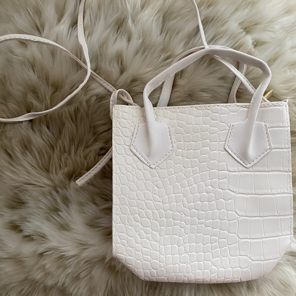 NWOT - cute small, white croc pattern purse - Picture 5 of 10